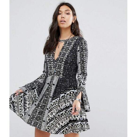 Free People Tegan Border Print Mini Dress Long Bell Sleeves Cutout V-Neck A-Line - Picture 1 of 13